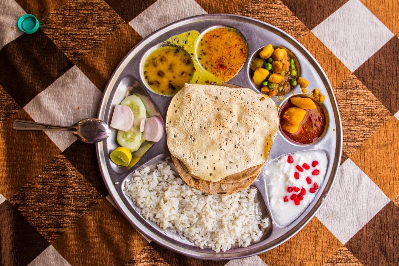 Oyo 77003 Shine Hotel Indore